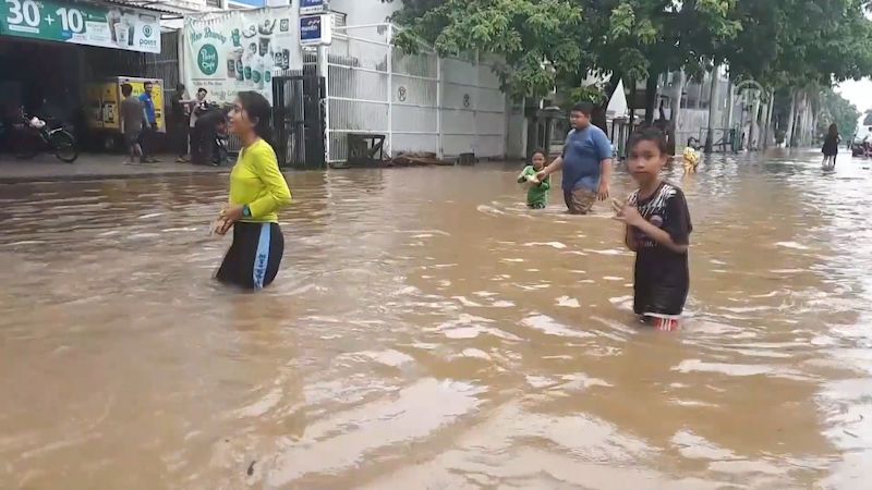 Jakartu postihly novoroční záplavy. O život už přišlo nejméně 16 lidí